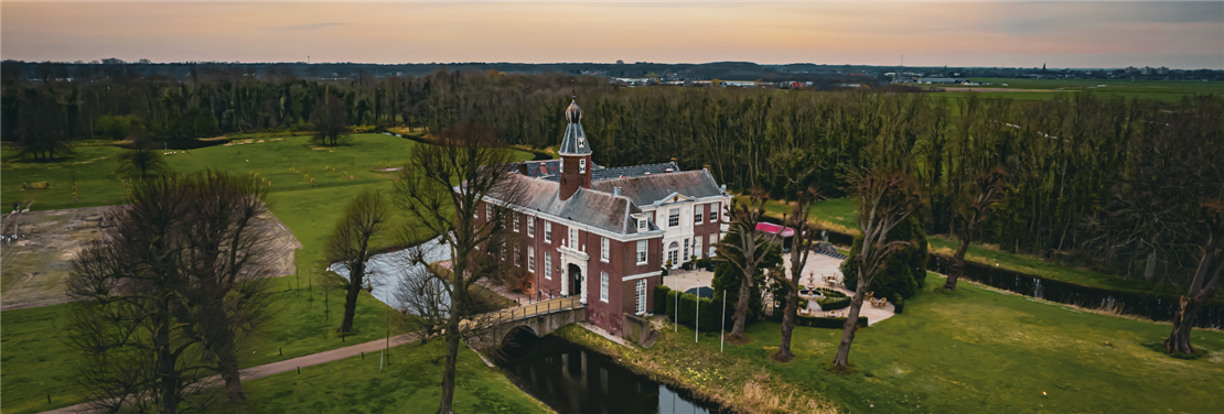 Luchtfoto van Ch&acirc;teau Marquette omgeven door groen landschap, ideaal voor vergaderen in de natuur