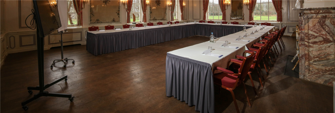 Vergaderzaal met tafels en stoelen op Landgoed Marquette